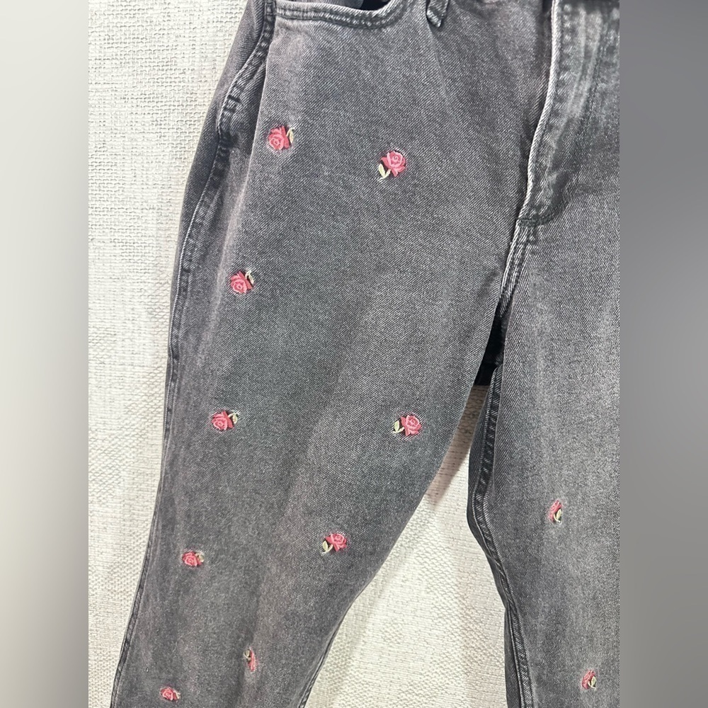 Hollister Curvy High rise mom jeans with floral embroidery size 27 - Picture 2 of 6